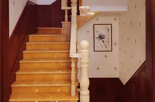 三角镇中式别墅室内汉白玉石楼梯的定制安装装饰效果